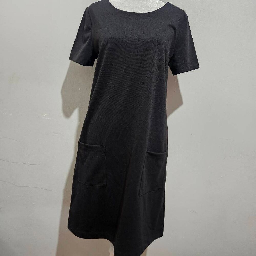 Gap casual black short-sleeve knit shift dress featuring two front patch pockets